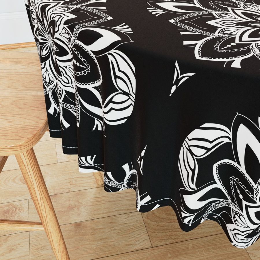 24” Dreamcatcher Monochrome Mandala Retro Ogee - Large