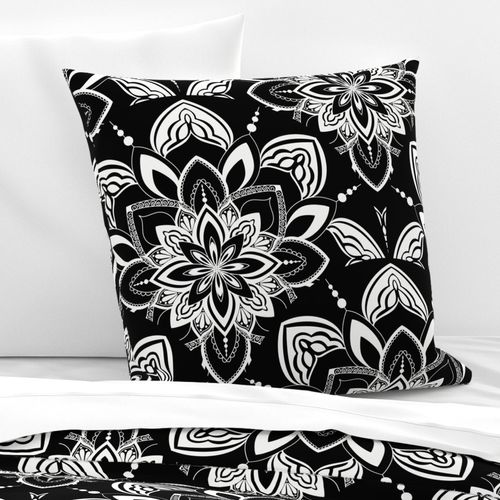 24” Dreamcatcher Monochrome Mandala Art Deco Scallop - Large